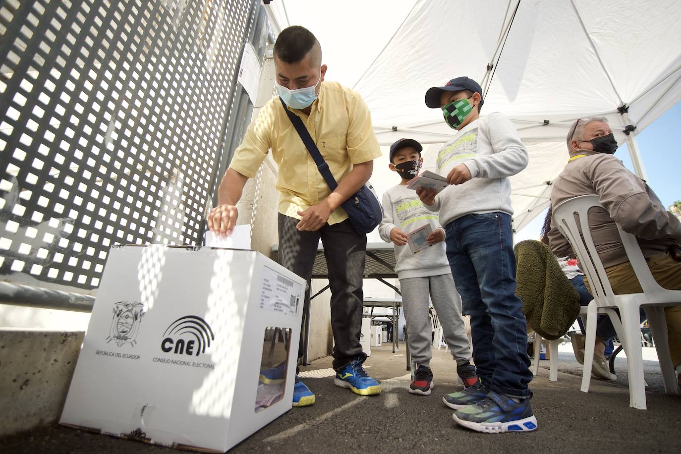 Fotos Unos 12 000 ecuatorianos votan en la Región a su presidente La